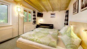 Zimmer mit Doppelbett und TV | © Haus Brandner