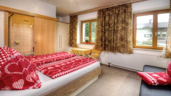 Doppelbett mit Bad | © Haus Brandner