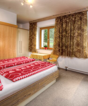 Doppelbett mit Bad | © Haus Brandner