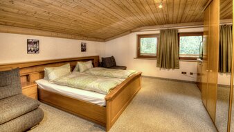 Zimmer mit großen Kleiderschrank | © Haus Brandner