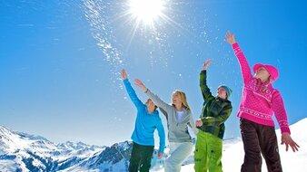 Skifahrer Familie am Berg | © TVB Viehhofen